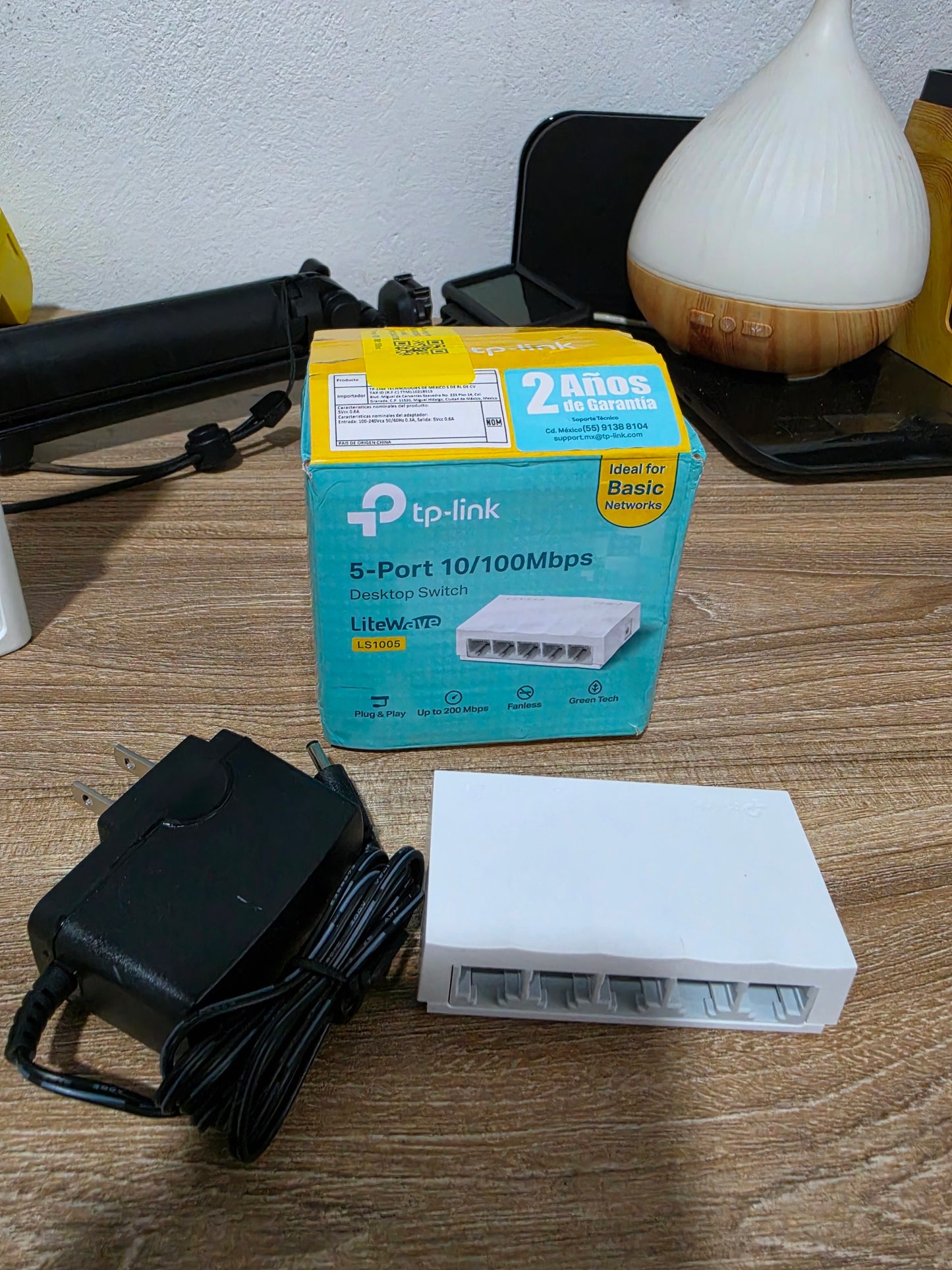 Switch de Escritorio TP-Link LS1005 (5 Puertos 10/100 Mbps) - Caja Maltratada
