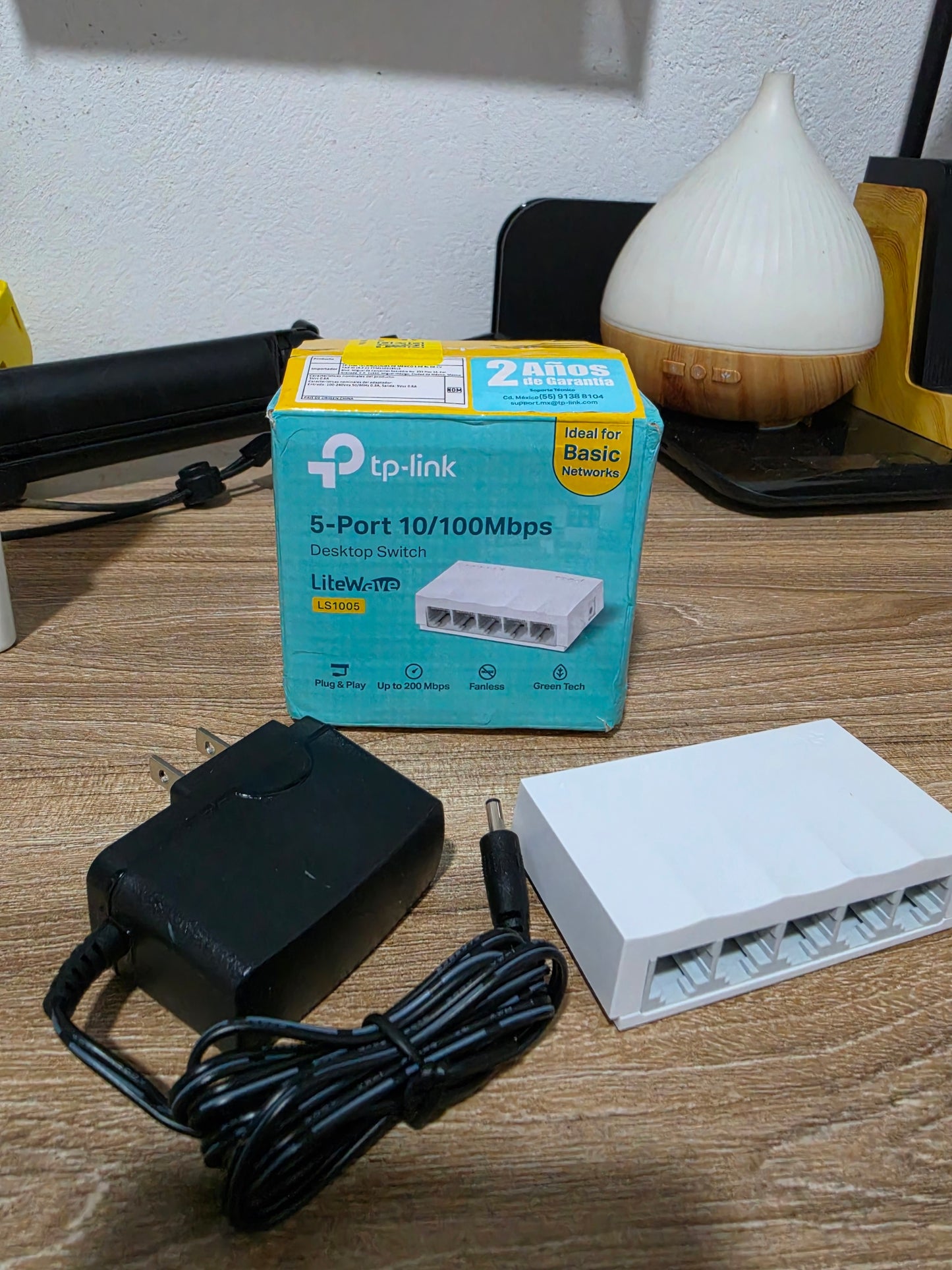 Switch de Escritorio TP-Link LS1005 (5 Puertos 10/100 Mbps) - Caja Maltratada